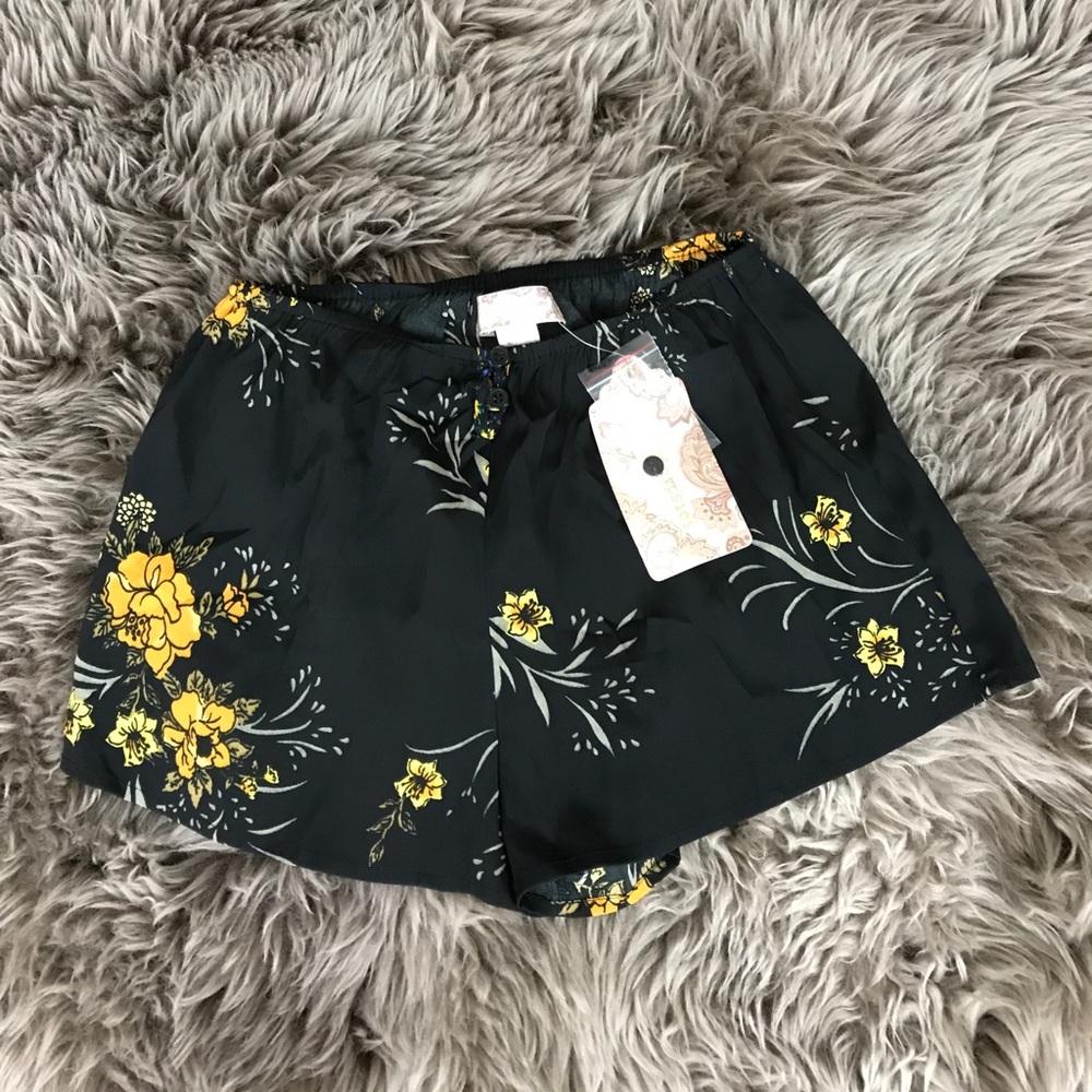 Loose Fit Short