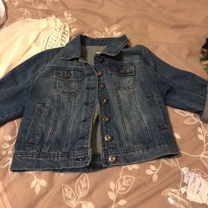 Jean jacket with 3/4 sleeves.
