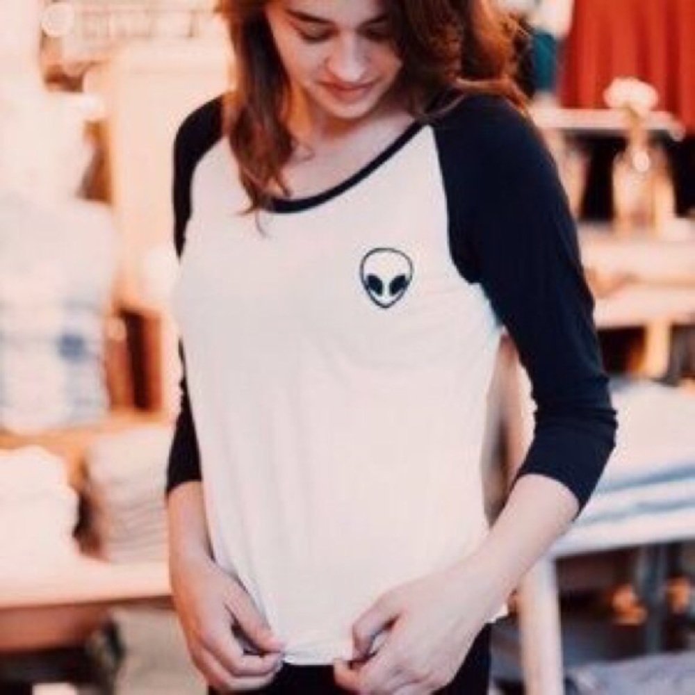 BRANDY MELVILLE CROPPED ALIEN BASEBALL TEE