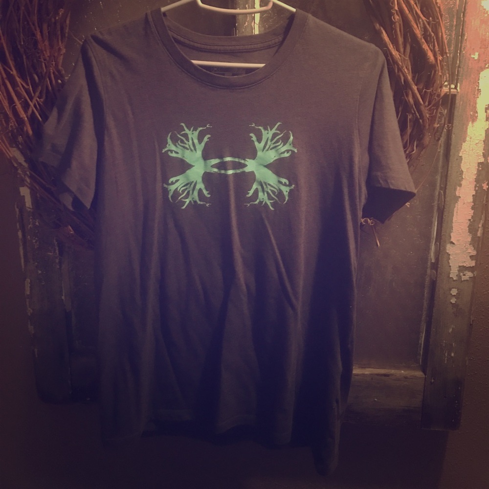 Loose Tee, free of tears, stains or odor.