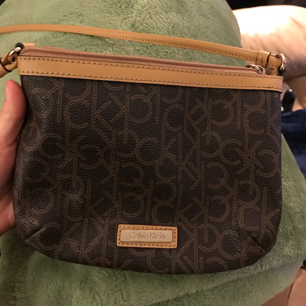 🔴SOLD🔴Small Calvin Klein crossbody. Barely used.
