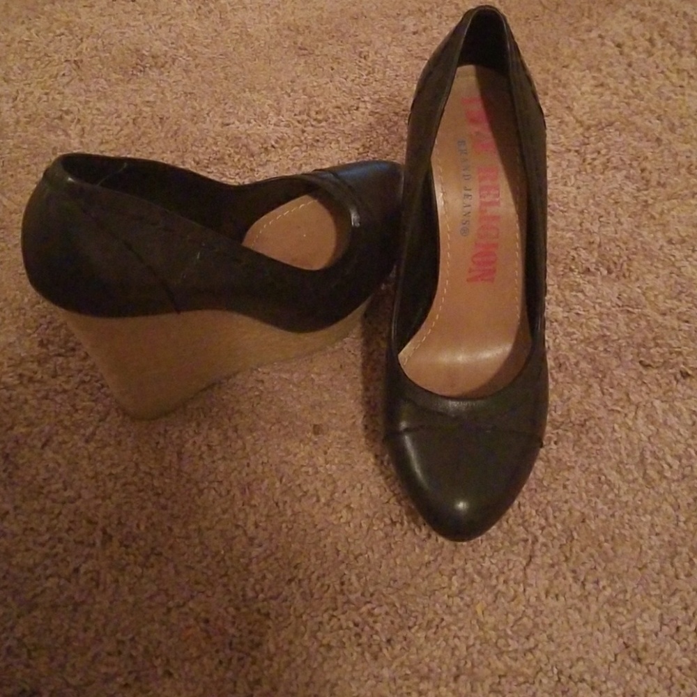 True religion leather black wedge shoes