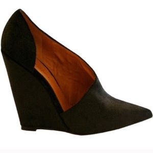 Elizabeth and James heel