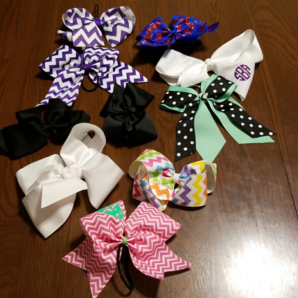 10😁Lots of bows!!  Some pony tail, some clip