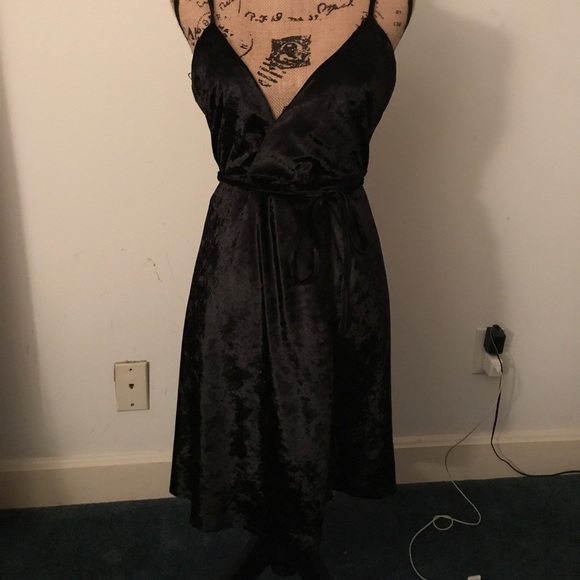 Strut and Bolt Black Velvet Dress NWT - Picture 1 of 5