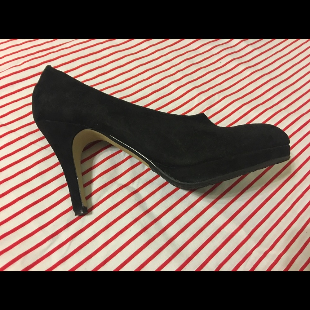 Adrienne Vittadini Black suede heels