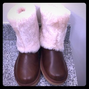 Ugg leather, sheepskin cuff size 6,with defects Ugg leather, sheepskin cuff size 6,with defects