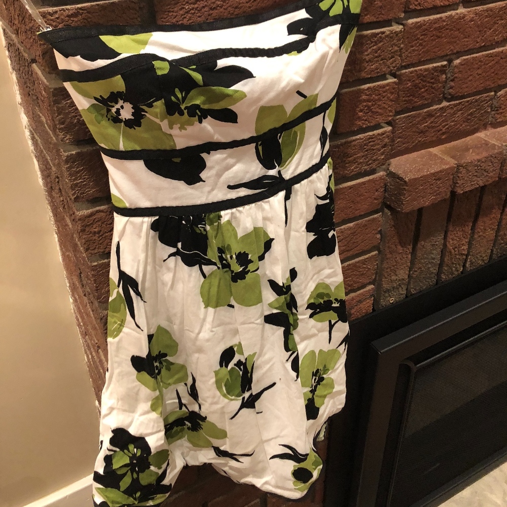 Strapless white dress with flowers for juniors
