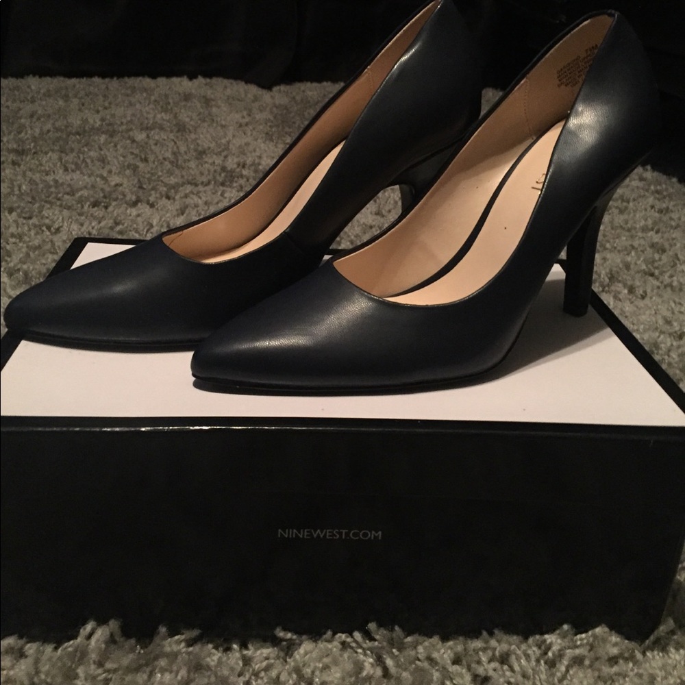 NWB navy blue Nine West pumps