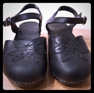 Dansko closed toe buckle shoes sz 37