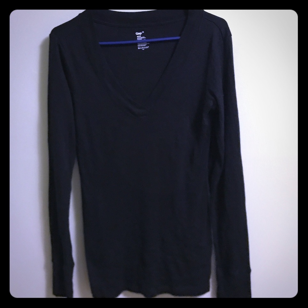 Black long sleeve V neck shirt