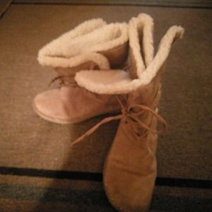 Tan boots with Sherpa lining.
