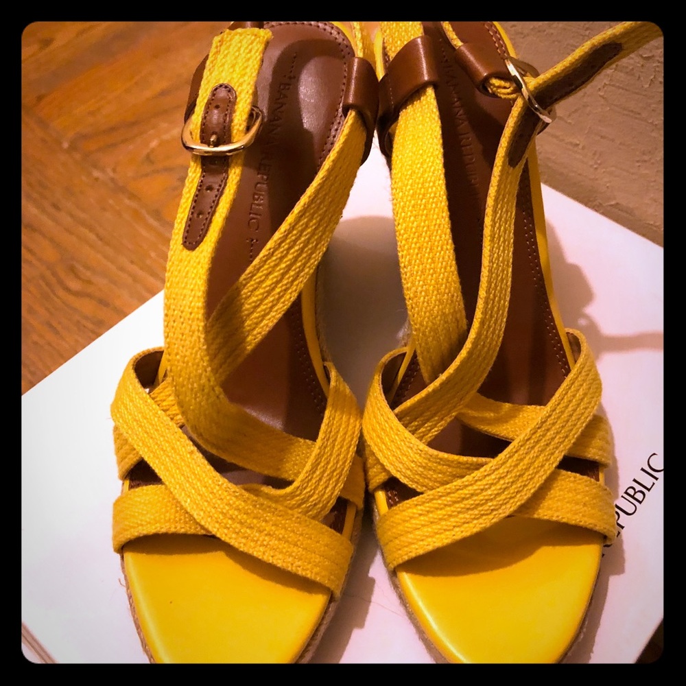 New Banana Republic Yellow wedge sandals size 8