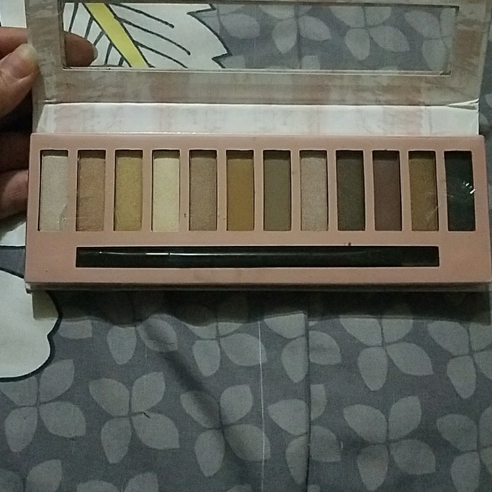 Eyeshadow - Picture 2 of 2
