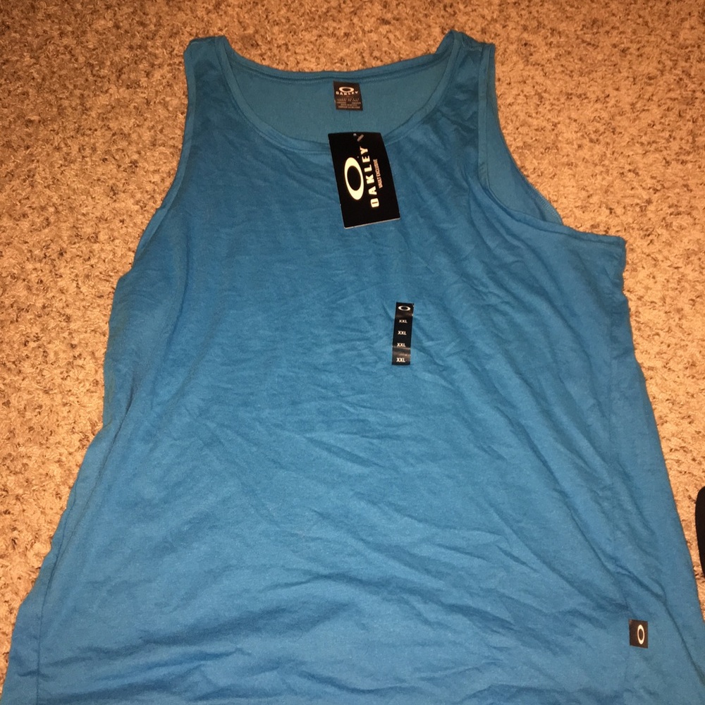 Men's Oakley tank XXL never worn