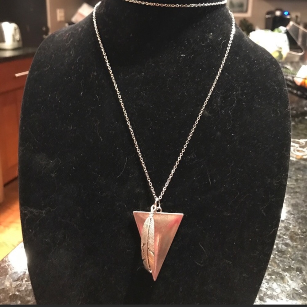 Large triangle & feather w/32" stainless steel nk