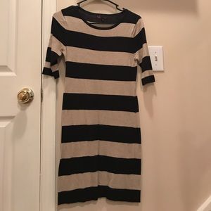 Dress with 1/2 sleeves.