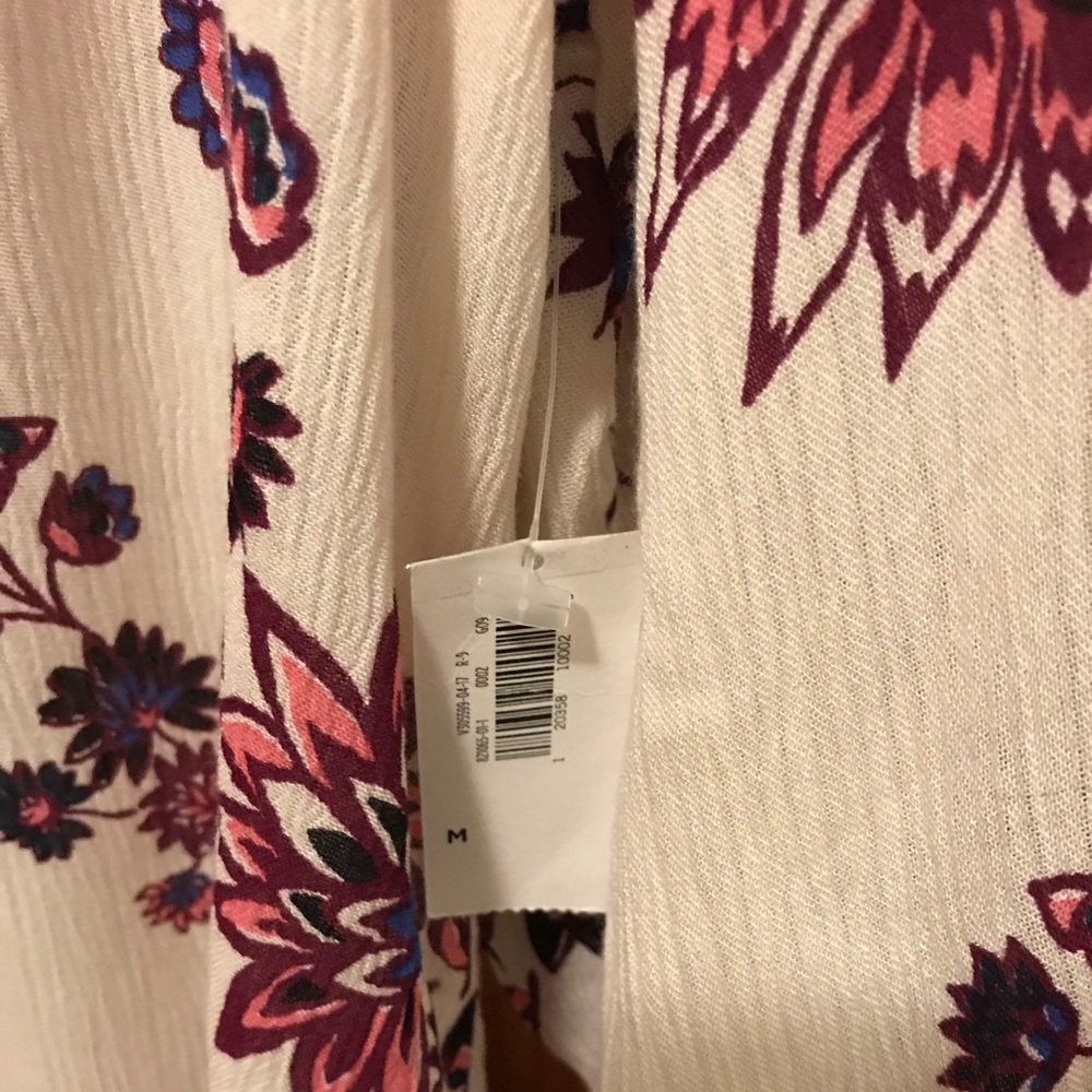 Old Navy Ruffled Cold-Shoulder Blouse. Medium - Picture 4 of 8