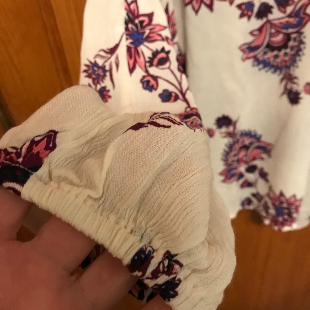 Old Navy Ruffled Cold-Shoulder Blouse. Medium - Picture 5 of 8
