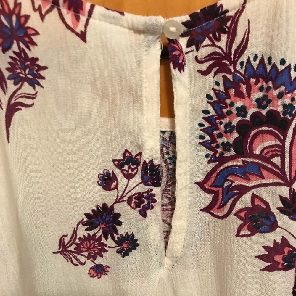 Old Navy Ruffled Cold-Shoulder Blouse. Medium - Picture 6 of 8