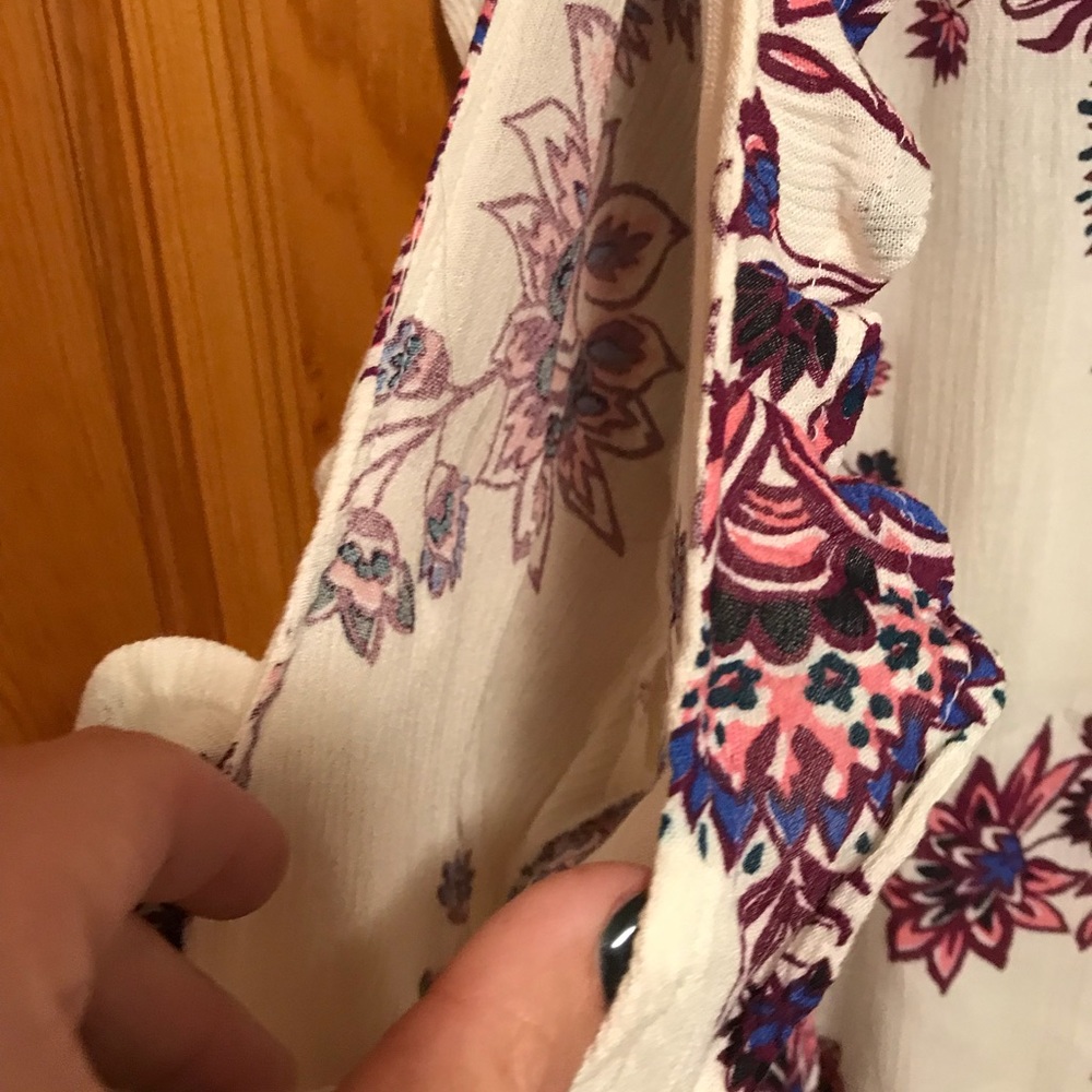 Old Navy Ruffled Cold-Shoulder Blouse. Medium - Picture 7 of 8