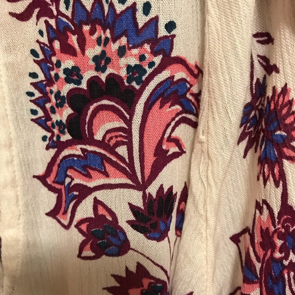 Old Navy Ruffled Cold-Shoulder Blouse. Medium - Picture 8 of 8