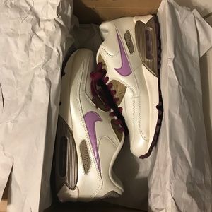 Air Max 90 in pearl sail with violet sz 7Y