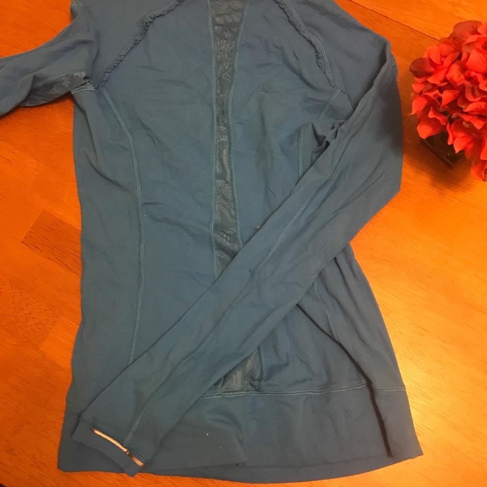 Lululemon long sleeve ruffle and lace shirt sz 4