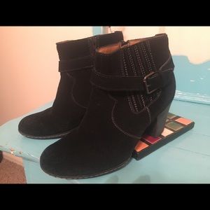 Swede black booties by Bass!