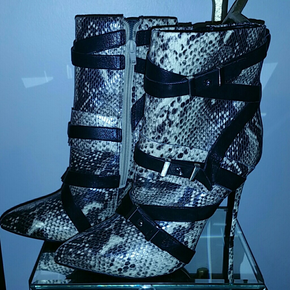 Guess snake skin heel ankle boot size 6M
