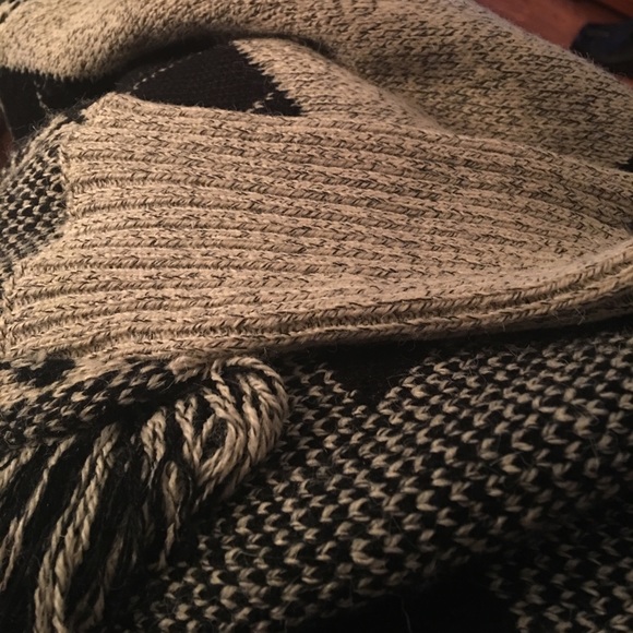 Shaw Sweater, Aztec Design - Picture 4 of 6