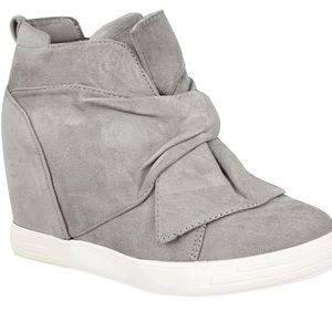Sneaker Wedge hi tops with bow