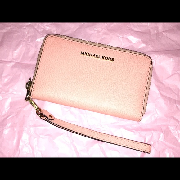 Michael Kors Handbags - 𝓉𝓇𝒶𝒹𝑒𝒹