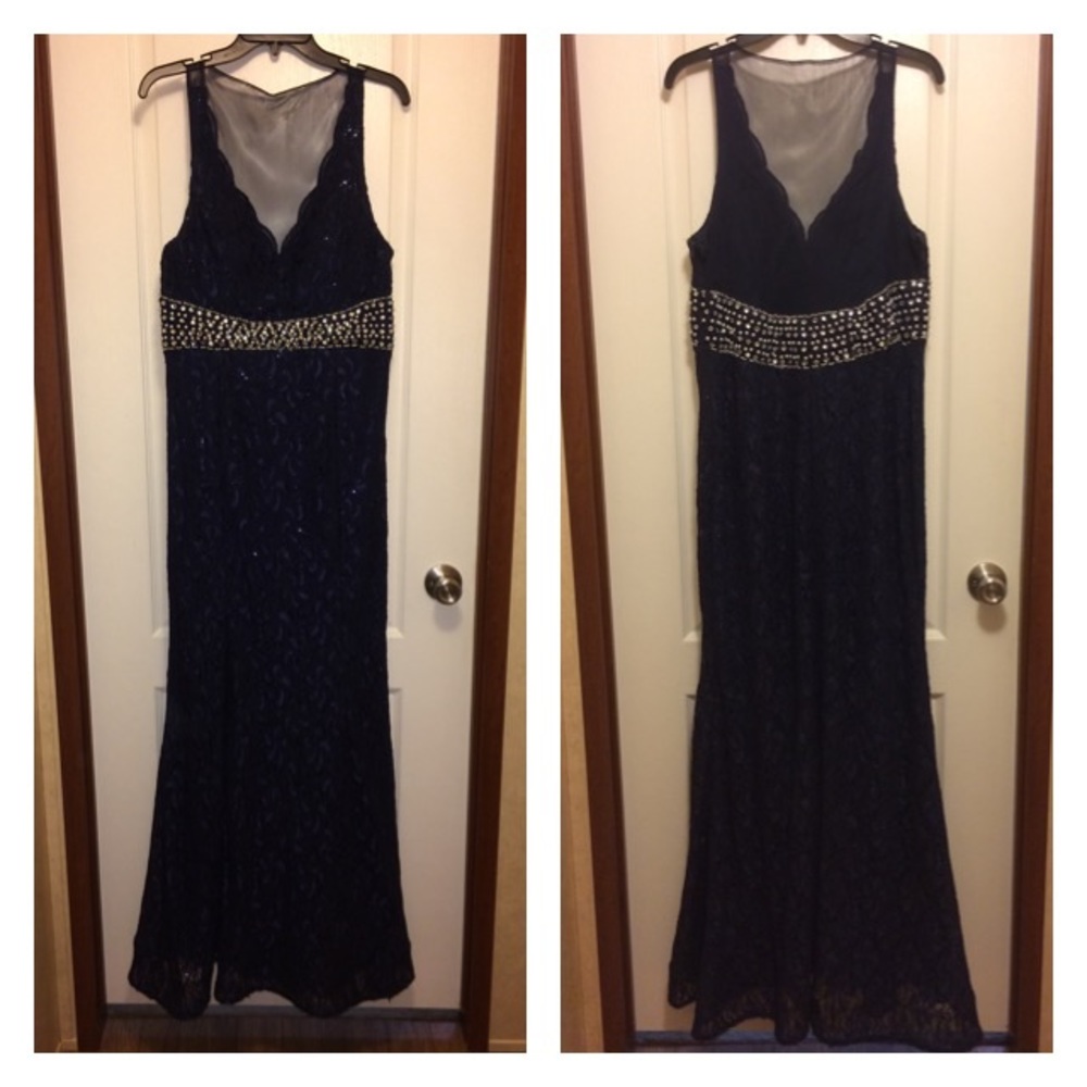 GORGEOUS!! Navy Blue Evening Gown/Prom Dress 👗