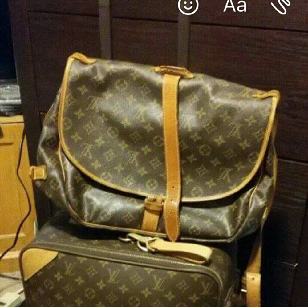 SOLD! Louis vuitton saumar 35