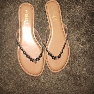I’m selling some rouge sandles a size 8🌸