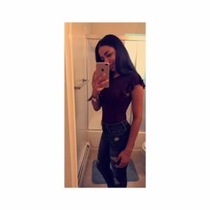 Meet your Posher, Elizabeth maxiel