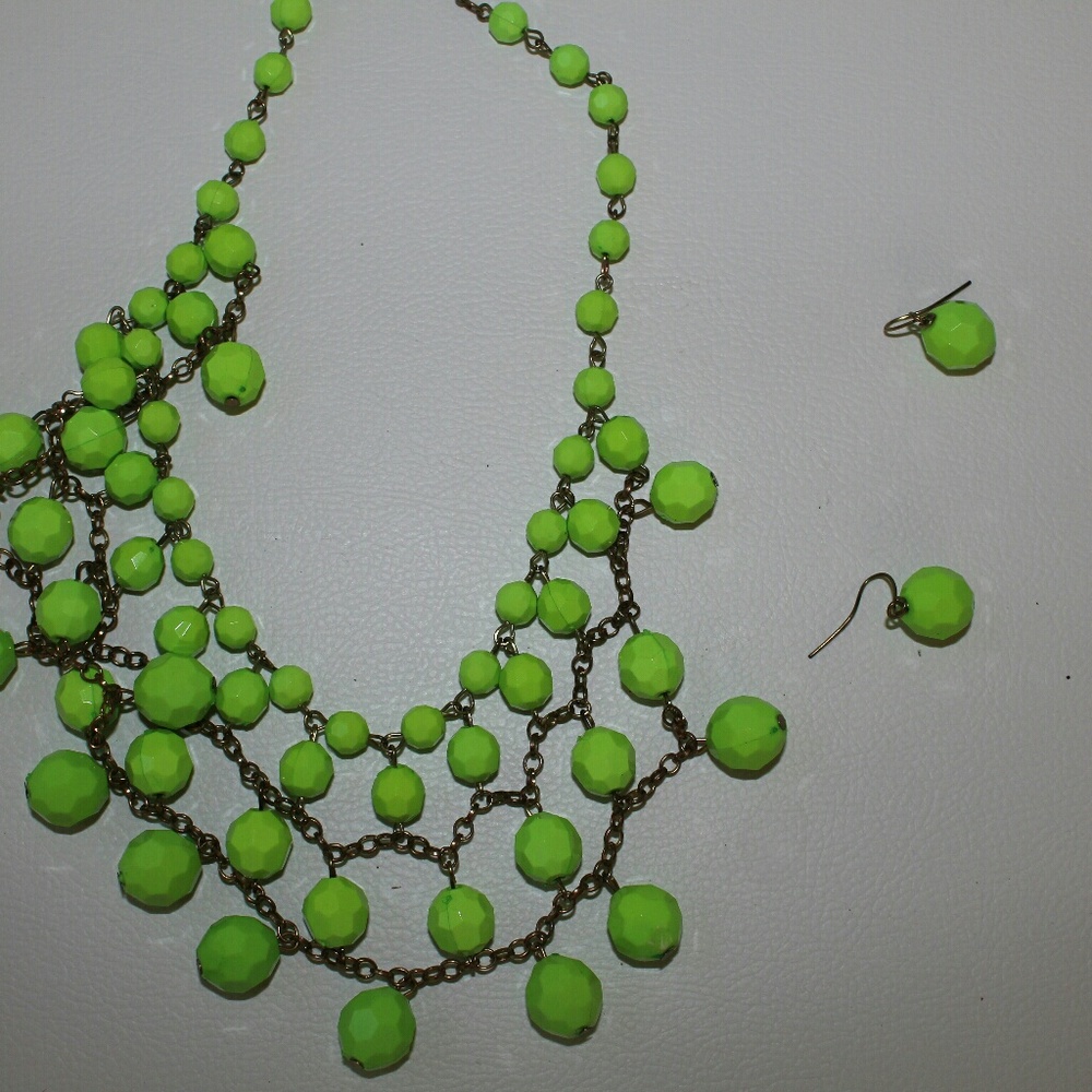 Stylish accent necklace with matching earrings.