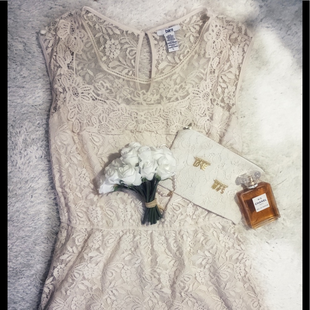 ⬇️$30 Bar III Sleeveless Cream Colored Lace Dress