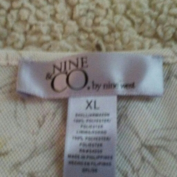 Beautiful top - Picture 2 of 4