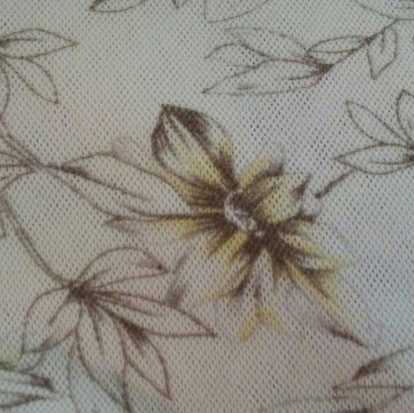 Beautiful top - Picture 3 of 4