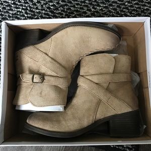 Brand new size 8 Billabong Booties