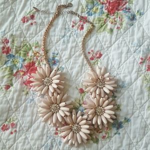 Elegant flower necklace