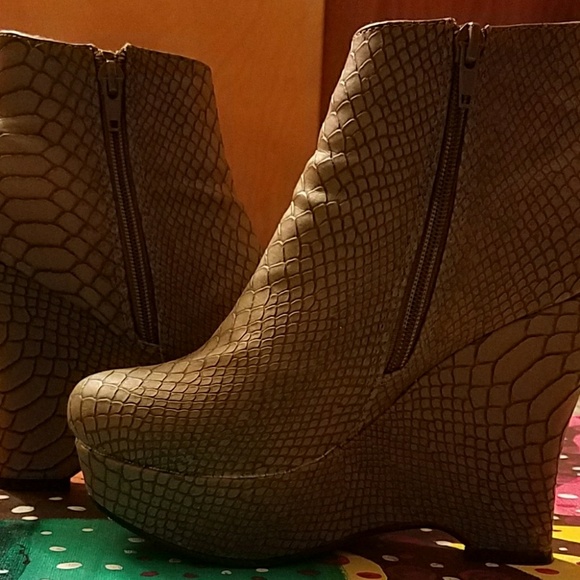 Women's Wedge Shoes - Picture 4 of 7