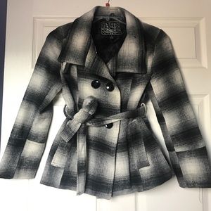 Cute gray coat. Perfect for fall/winter.