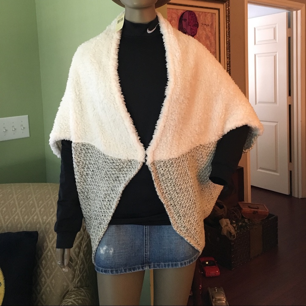 “NWT" COLLECTIONS EIGHTEEN SWEATER