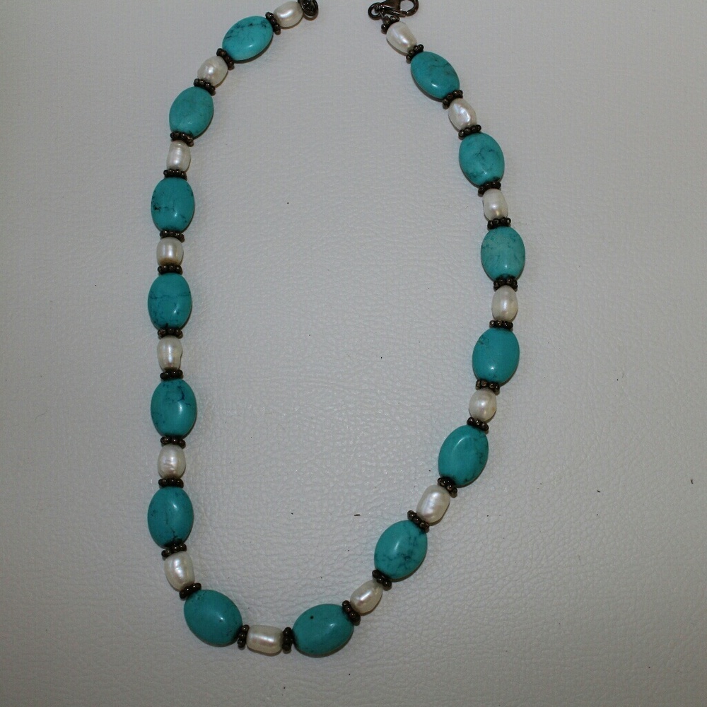 Beautiful vintage turquoise necklace and bracelet.