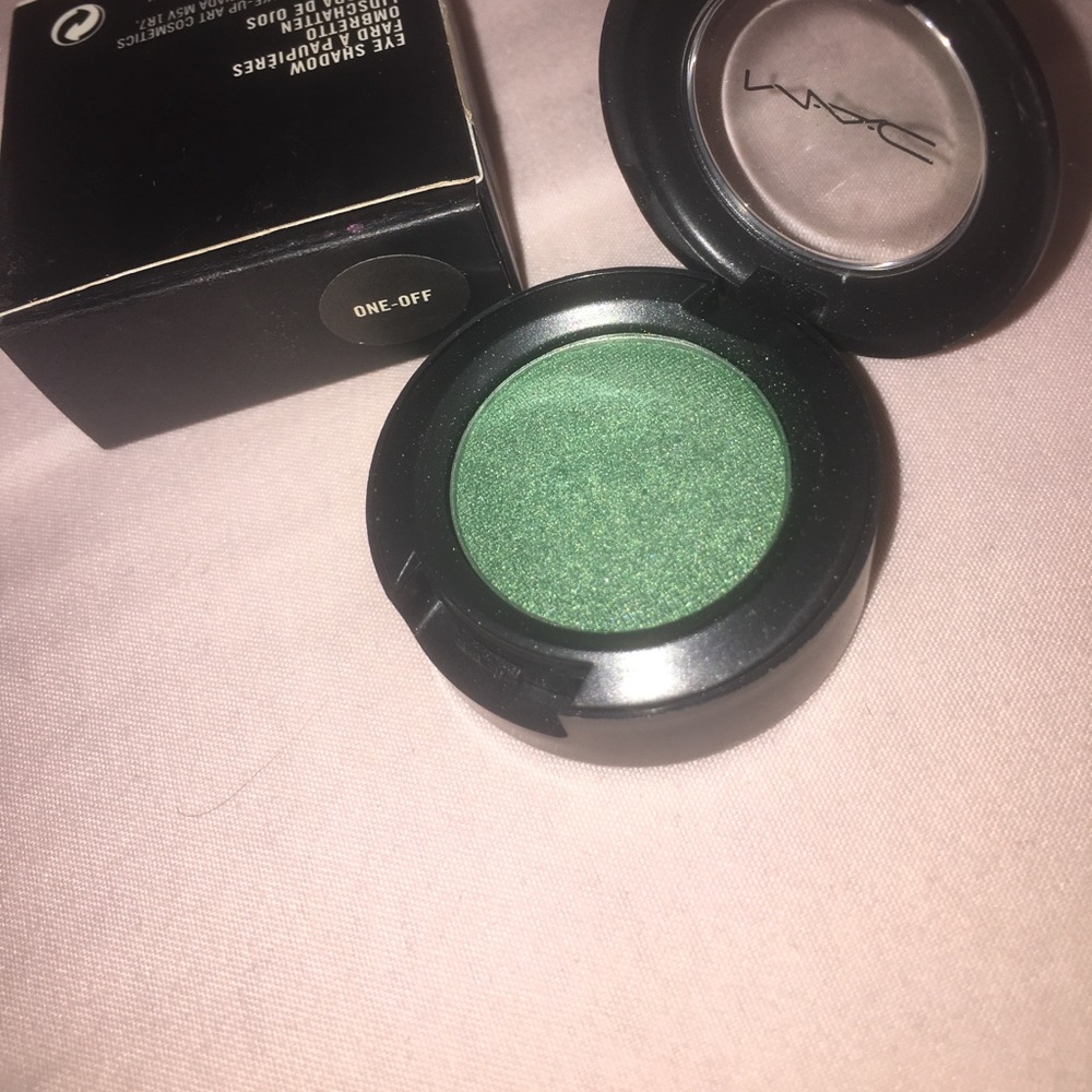 MAC Eyeshadow in the color ONE - OFF