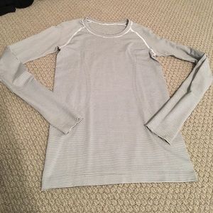 Lululemon run swiftly long sleeve crew. 6.