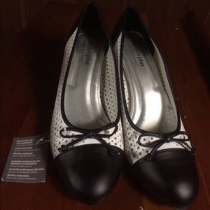 Black and white round toe heels -wide